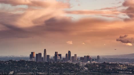 Skyline-von-Downtown-Los-Angeles-bei-goldene-Stunde-Wolkengebilde-Timelapse