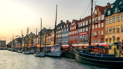 Copenhagen-City-Skyline-Tag-zu-Nacht-Sonnenuntergang-Zeitraffer-am-Hafen-von-Nyhavn,-Copenhagen-Dänemark-4K-Zeitraffer