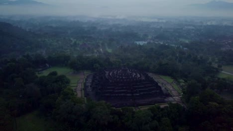 Tiro-de-drone-de-vista-aérea-del-templo-de-Borobudur-en-Java-al-amanecer,-viajes-Indonesia-religión-drone-concepto-4K-de-resolución