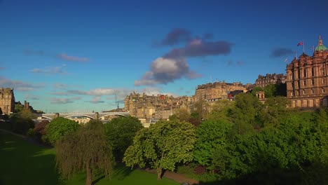 Vista-panorámica-de-la-ciudad-de-Edimburgo-al-atardecer,-Escocia,-Reino-Unido,