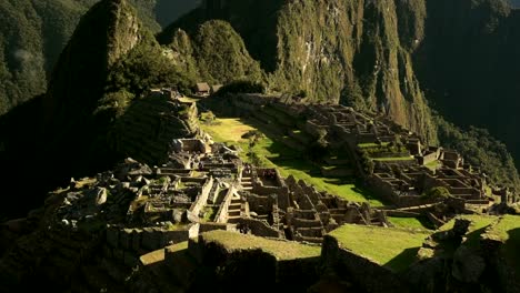 Weitwinkel-kippen-nach-oben-von-Machu-Picchu-an-einem-nebligen-Morgen