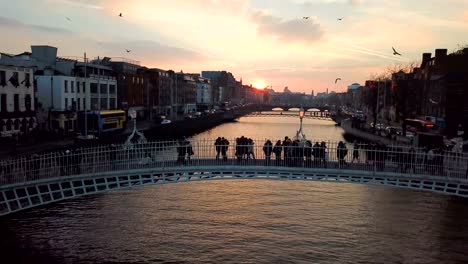 Luftaufnahme-der-Innenstadt-von-Dublin-mit-Fluss-Liffey-bei-Sonnenuntergang