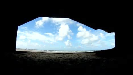 Ruina-del-Bunker-de-hormigón,-pared-del-Atlántico,-segunda-guerra-mundial,-mar-del-norte,-monumento,-4K