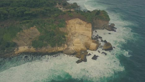 Fuertes-olas-golpeando-las-rocas-grandes-en-la-playa-de-barón,-Yogyakarta,-Indonesia