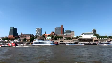 Silhouette-der-Stadt-Hamburg,-die-Elbe-und-die-Stadt,-die-Boote-und-Fähren,-4K