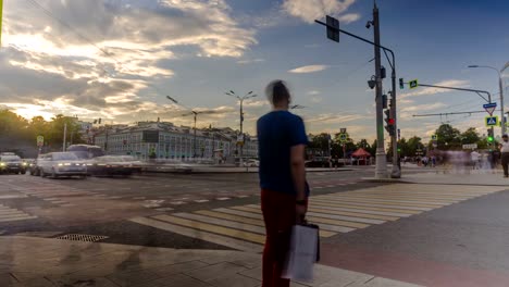 Blick-auf-städtischen-Platz-mit-der-Bewegung-der-ÖV,-Autos-und-Menschenmassen-eilte-nach-Hause-nach-der-Arbeit,-Zeitraffer