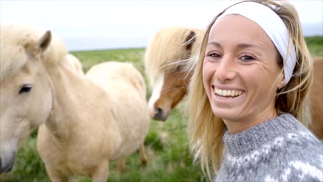 Retrato-de-Selfie-en-cámara-lenta-de-mujer-joven-con-caballos-islandeses