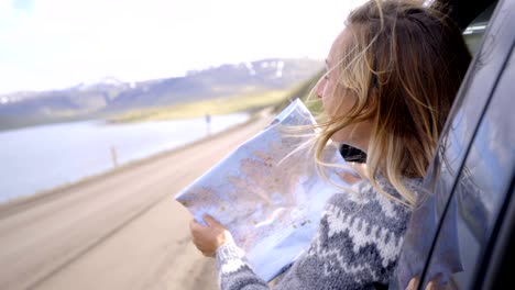 Mujer-joven-en-coche-mirando-el-mapa,-vacaciones-de-concepto-de-viaje-de-carretera