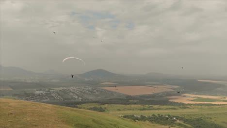 Atleta-paraglider-vuela-en-su-parapente-junto-a-las-golondrinas.-Seguimiento-desde-los-aviones-no-tripulados