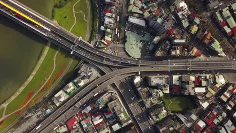 Taiwan-Taipei-Stadtbild-Tag-Zeit-Verkehr-Straße-Kreuzung-am-Flussufer-Antenne-nach-unten-anzeigen-4k