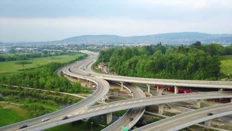 Schweiz-Zürich-am-Flussufer-Verkehr-Straße-Kreuzung-aerial-Panorama-4k