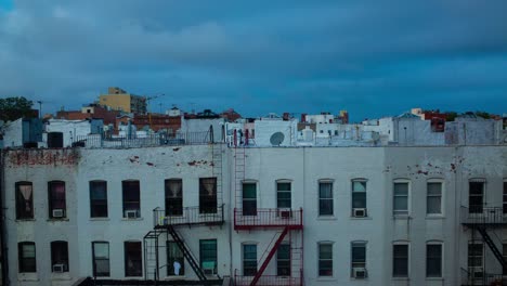 Brooklyn-Nueva-York-skyline-Time-lapse-tejados-y-escapes-de-fuego-4k