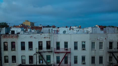 Brooklyn-New-York-Skyline-von-Time-Lapse-Dächer-und-Feuerleitern-4k