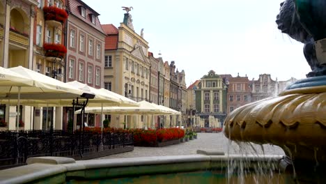 Brunnen-mit-Statue-im-alten-Stadt-Quadrat-von-Poznan-in-Polen