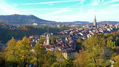 Vista-aérea-de-la-ciudad-con-la-catedral-gótica-de-la-Catedral-de-Berna,-Suiza