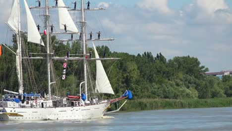 Segler-auf-den-Masten-der-eine-alte-Giebel-auf-der-Abfahrt-aus-dem-Hafen-von-Bordeaux