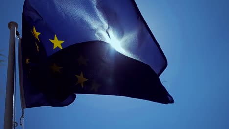 Winken-EU-Flagge-im-Wind-mit-einem-blauen-Himmel.