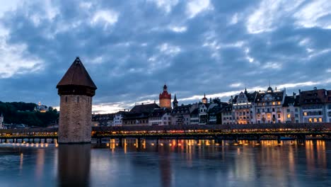 Luzern-Stadt-Skyline-von-Tag-zu-Nacht-Zeitraffer-auf-Kapellbrücke,-Luzern-(Luzern),-Schweiz-4K-Zeitraffer