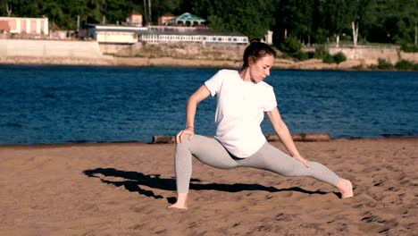 Frau,-dehnen,-Yoga-am-Strand-am-Fluss-in-der-Stadt.-Schöne-Aussicht.