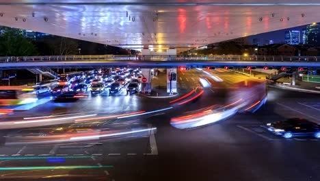 Lapso-de-tiempo-de-4K---tráfico-en-el-cruce-de-caminos-en-ciudad-moderna