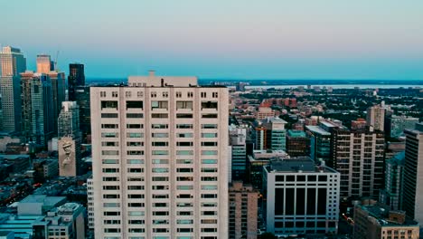 Areal-Drone-Aufnahmen-von-Montreal-Kanada-bei-Sonnenuntergang