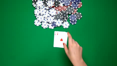 Jugador-de-Poker-revelando-un-par-de-ases,-mano-fuerte,-exitoso-juego-vista-superior