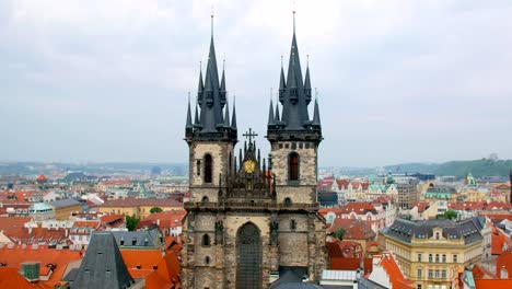 Ansicht-der-Spitzen-der-Kirche-der-Mutter-Gottes-vor-Tyn-in-Prager-Altstadt-tagsüber