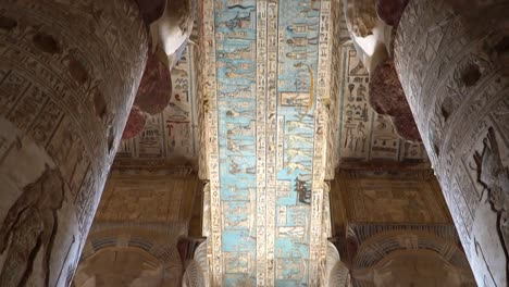 Interieur-von-Dendera-Tempel-oder-Tempel-der-Hathor.-Ägypten.-Dendera,-Denderah,-ist-eine-kleine-Stadt-in-Ägypten.-Dendera-Tempel-Komplex,-eine-der-besterhaltenen-Tempelanlagen-aus-alten-Oberägypten.