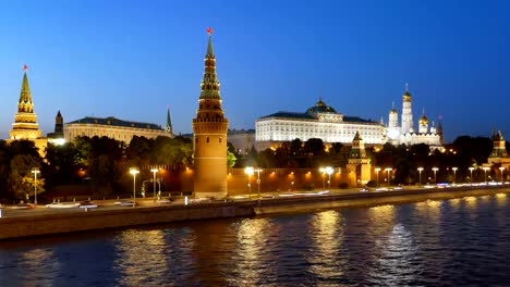 Nacht-Hyperlapse-der-Moskauer-Kreml-und-Moskwa-Fluss-mit-Kreuzfahrtschiffen,-Russland