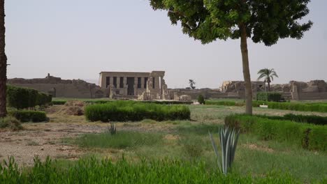 Interieur-von-Dendera-Tempel-oder-Tempel-der-Hathor.-Ägypten.-Dendera,-Denderah,-ist-eine-kleine-Stadt-in-Ägypten.-Dendera-Tempel-Komplex,-eine-der-besterhaltenen-Tempelanlagen-aus-alten-Oberägypten.