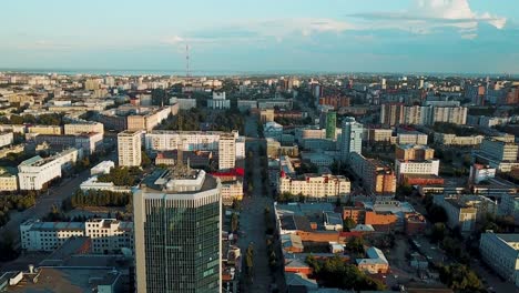 Vista-aérea-drone-de-centro-de-la-ciudad-de-Chelyabinsk,-Rusia