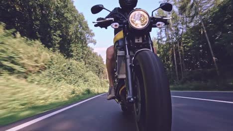 moderne-Scrambler-Motorrad-auf-dem-Forstweg,-Reiten