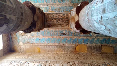 Schöne-Interieur-des-Tempels-von-Dendera-oder-Tempel-der-Hathor.-Ägypten,-Dendera,-antiken-ägyptischen-Tempel-nahe-der-Stadt-von-Ken