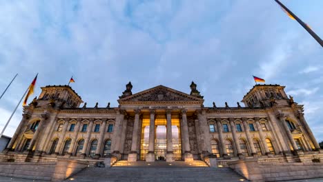 Lapso-de-tiempo-de-Alemania-Berlín-4K,-día-de-skyline-de-la-ciudad-para-timelapse-de-la-noche-en-el-edificio-del-Parlamento-de-Reichstag-alemán