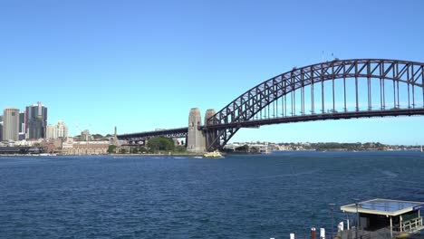 Ópera-de-Sydney-y-sus-alrededores-edificio-durante-luz-del-día-brillante