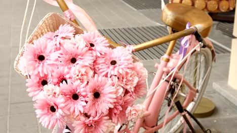 Vintage-Rosa-Fahrrad-mit-Korb-mit-Blumen