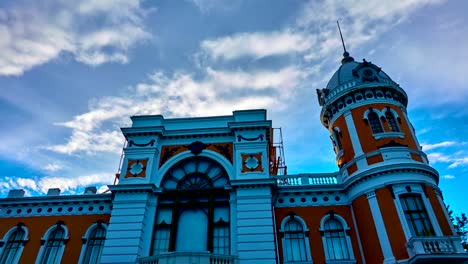 LAPSO-de-tiempo:-El-cielo,-flotando-las-nubes-sobre-el-antiguo-edificio-del-Museo.