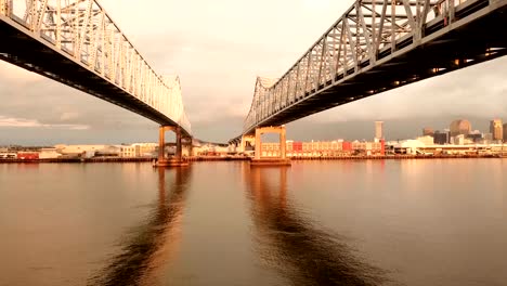 Vista-aérea-de-Nueva-Orleans-bajo-la-cubierta-del-puente-de-autopista-sobre-el-río-de-Mississippi