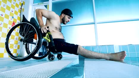 Hombre-discapacitado-obtiene-en-su-silla-de-ruedas-después-de-salir-de-la-piscina