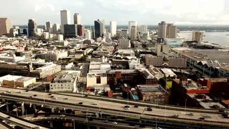 Vista-aérea-tráfico-de-hora-punta-se-mueve-a-lo-largo-de-la-carretera-interestatal-ejecutando-a-través-de-New-Orleans-Louisiana