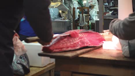 Schneiden-von-Fleisch-in-einem-japanischen-Fischmarkt