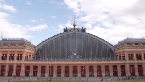 Vista-frontal-de-la-estación-de-Atocha-en-Madrid,-España