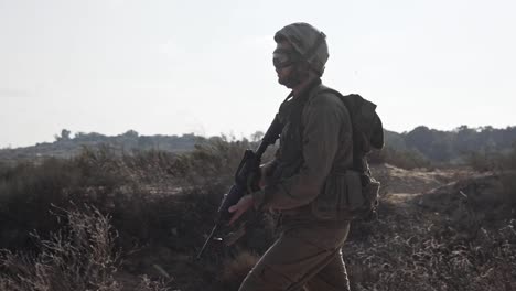 Israeli-soldier-running-and-taking-cover-during-combat