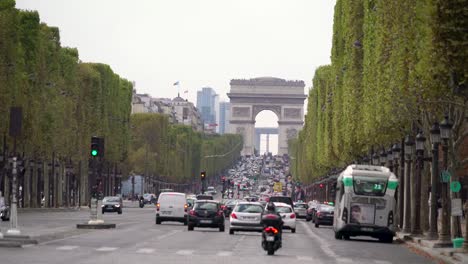 Atasco-de-tráfico-en-la-Avenida-Campos-Elíseos-en-París,-Francia,-en-un-día-gris