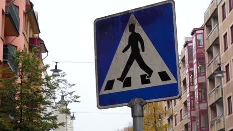 Eine-Fußgängerzone-Signage-auf-der-Straße-in-Stockholm-Schweden