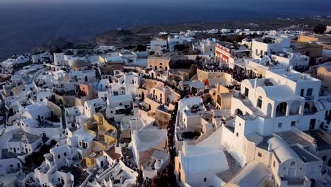 Flug-über-Oia-Stadt-kurz-vor-Sonnenuntergang,-Santorin,-Griechenland