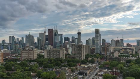 Ciudad-moderna-horizonte-Downtown-Toronto-nubes