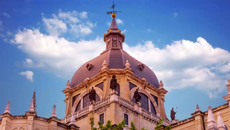 Die-majestätischen-Kuppel-der-Almudena-Kathedrale-in-Madrid.-Spanien