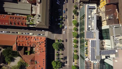 día-tiempo-Milán-ciudad-antena-de-calle-de-tráfico-de-los-tejados-de-bloque-abajo-Italia-Vista-4k