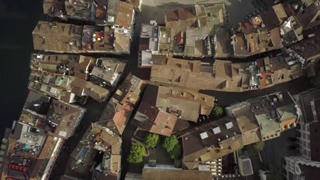 sonnigen-Tag-Zürich-Stadtzentrum-Antenne-nach-unten-Ansicht-4k-Schweiz